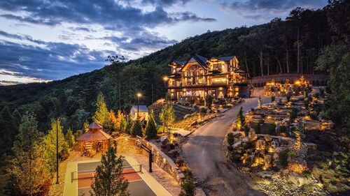 Grande Majestic ~ Pickleball ~ Mini Golf ~ Duck Bowling ~ Pool ~ Sleeps 40!