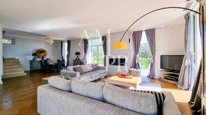 Living area - A stone's throw from the Croisette - sea view - Unique villa (Cannes)