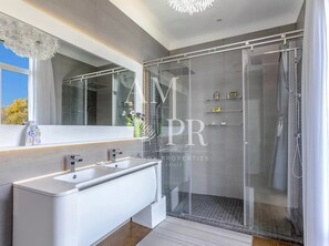 淋浴设施、吹风机、毛巾、肥皂