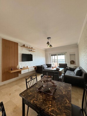 Apartment, 1 Bedroom, Smoking, Patio | Living room