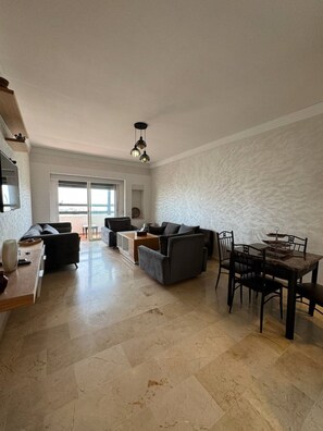 Apartment, 1 Bedroom, Smoking, Patio | Living room