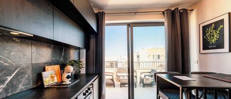 Refrigerador, microondas, placa de cocina, cafetera/tetera