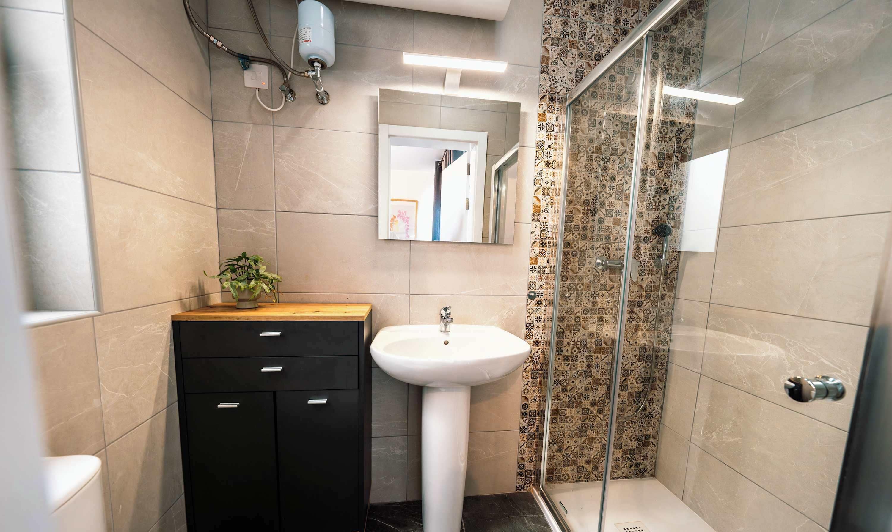 Ducha, artículos de tocador gratuitos, secador de pelo, toallas