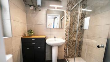 Ducha, artículos de tocador gratuitos, secador de pelo, toallas