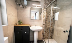 Dusche, Haartrockner, Handtücher