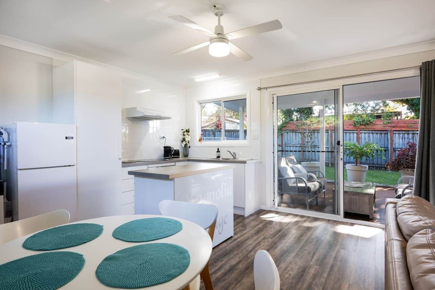 ثلاجة، ميكروويف، فرن، موقد طهي مسطح