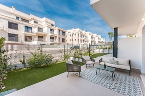 Property grounds - Holiday Home 'Serena' with Shared Pool, Wi-Fi and Air Conditioning (La Cala de Mijas)