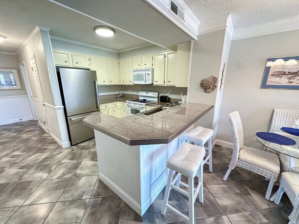 Refrigerador, microondas, horno y parrilla de estufa 