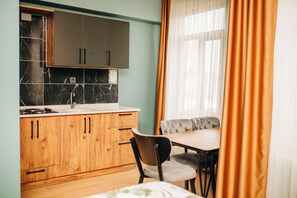 Deluxe Triple Room | Desk, free WiFi
