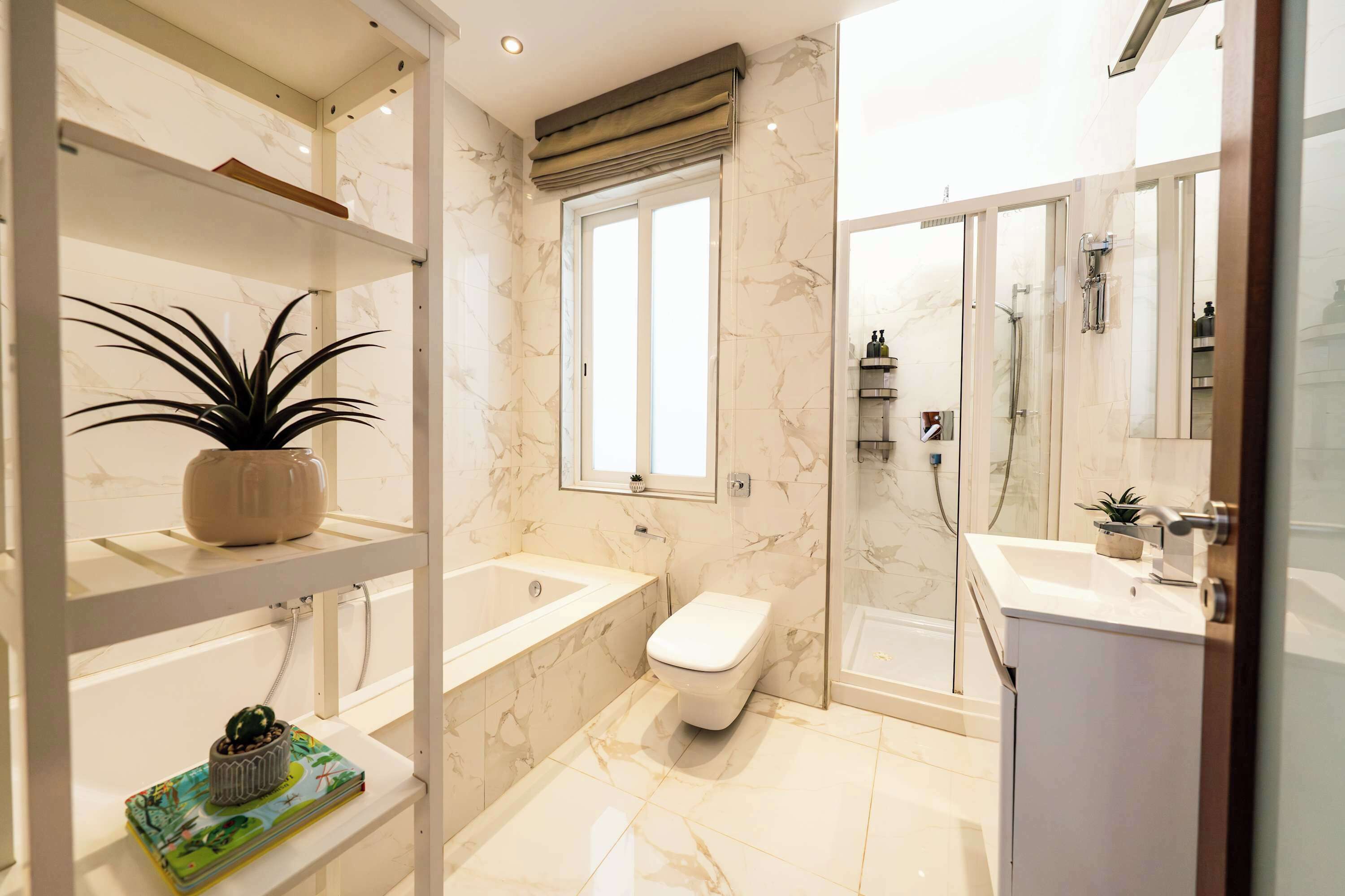 Douche, sèche-cheveux, serviettes fournies, shampoing