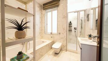 Douche, sèche-cheveux, serviettes fournies, shampoing