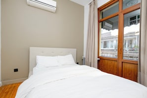 4 bedrooms, iron/ironing board, WiFi, bed sheets