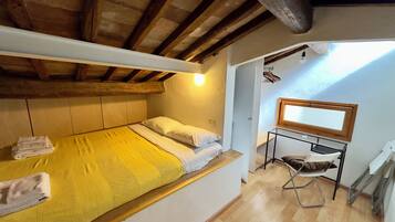 2 makuuhuonetta, silitysrauta/-lauta, vuodevaatteet