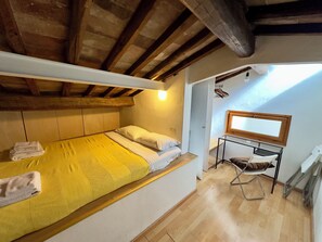 2 bedrooms, iron/ironing board, bed sheets