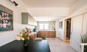 Køleskab, mikrobølgeovn, ovn, kogeplade