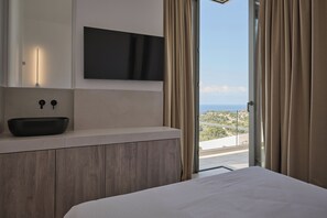 4 bedrooms, iron/ironing board, internet, bed sheets