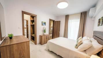 2 Schlafzimmer, Schreibtisch, Bügeleisen/Bügelbrett, Reisekinderbett
