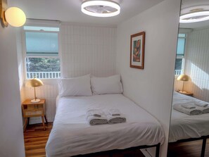 1 bedroom, iron/ironing board, travel crib, WiFi - Beachfront Studio w Amazing Views (Hauula)