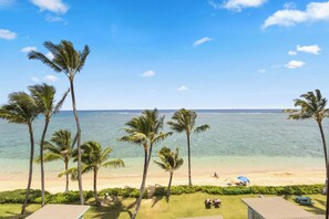 On the beach - Beachfront Studio w Amazing Views (Hauula)