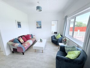 Fernseher, Kamin, Bücher