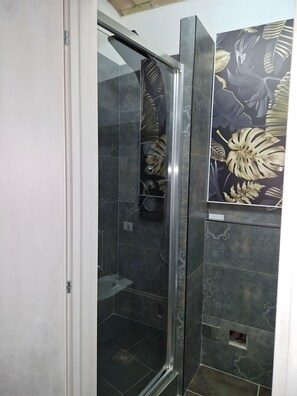 Douche, sèche-cheveux, serviettes fournies