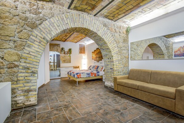 TV - Apartment 'Delightful Pigneto' with Wi-Fi and Air Conditioning (Roma)