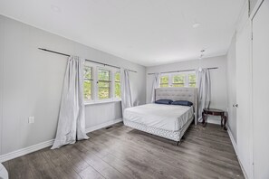 4 bedrooms, iron/ironing board, WiFi, bed sheets