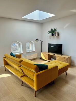 TV - Delightful 1-bedroom penthouse apartment in Wrocław (Wrocław)