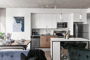 Kühlschrank, Mikrowelle, Ofen, Geschirrspüler