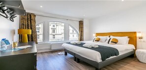 4 Schlafzimmer, Schreibtisch, Bügeleisen/Bügelbrett, Reisekinderbett