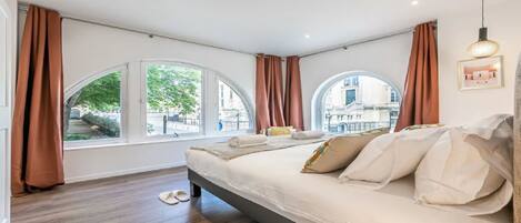 4 bedrooms, desk, iron/ironing board, travel crib