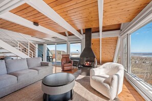 Fernseher, Kamin, Stereoanlage