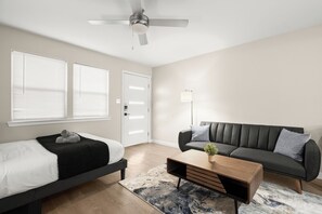 1 bedroom, internet, bed sheets - Chic and Cozy Loft near Q2 Stadium & North ATX (Austin)