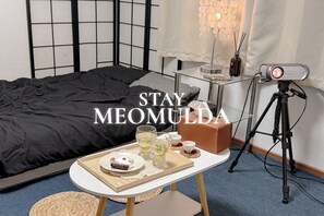 Ylelliset vuodevaatteet, kannettavalle tietokoneelle sopiva työtila