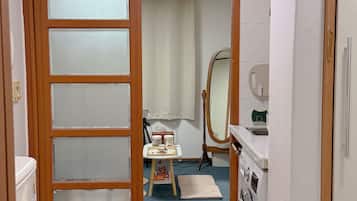 Classic-Doppelzimmer | Wohnbereich | 90-Zoll-Smart-TV mit Kabelempfang, Pay-TV, Fußbodenheizung