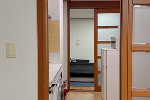 Dobbeltrom – classic | Oppholdsområde | En 90-tommers smart-TV med kabel-kanaler samt filmkjøp og oppvarmet gulv