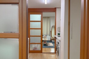 클래식 더블룸 | 거실 공간 | 케이블 채널 시청이 가능한 90인치 스마트 TV, 유료 영화, 바닥 난방/온돌