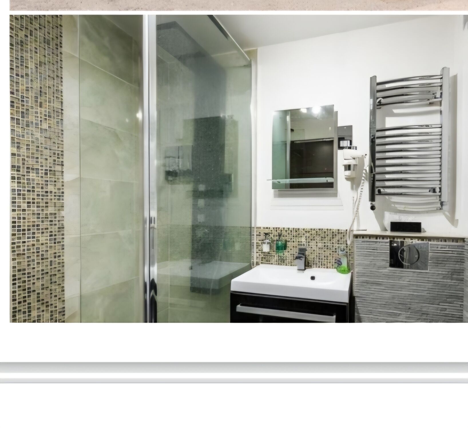 Dusj, hårføner, håndklær og såpe