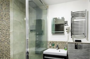 Dusj, hårføner, håndklær og såpe