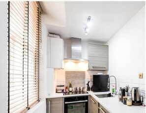 Oven, stovetop, electric kettle, cookware/dishes/utensils - Cozy studio, close to Victoria. And Thames (London)