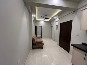 Apartment, 1 Bedroom, Accessible, Smoking | Living room