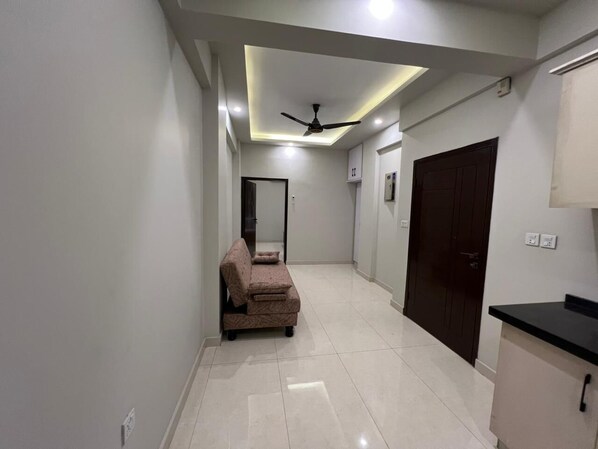 Apartment, 1 Bedroom, Accessible, Smoking | Living room