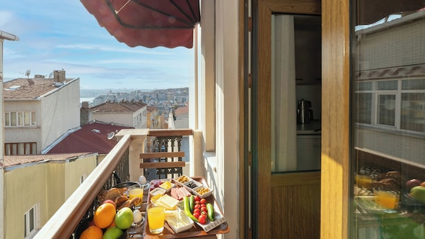 A balcony with a breakfast tray containing fruits, vegetables, cheese, and bread. - Flex O'pera Hotel (Istanbul)