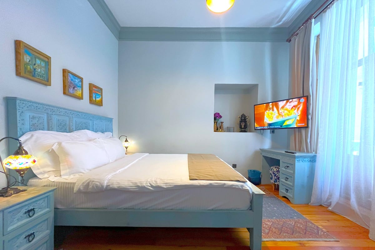 Premium bedding, in-room safe, desk, blackout curtains