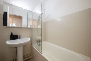 Hair dryer, towels, soap, toilet paper - The sun of Nice (Nice)