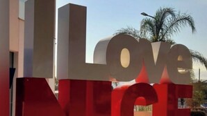 Et stort udendørs skilt med ordene "I Love Nice" med fed skrift.