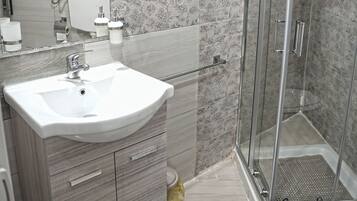 Doccia, asciugacapelli, bidet, asciugamani