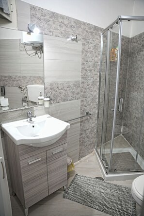 Dusche, Haartrockner, Bidet, Handtücher
