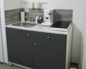Réfrigérateur, plaque de cuisson, cafetière/bouilloire