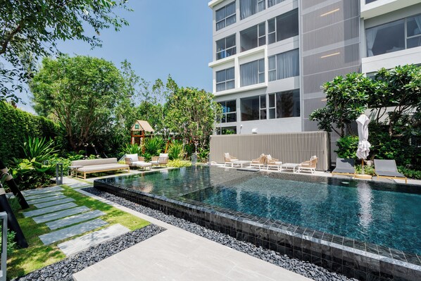 Una piscina al aire libre